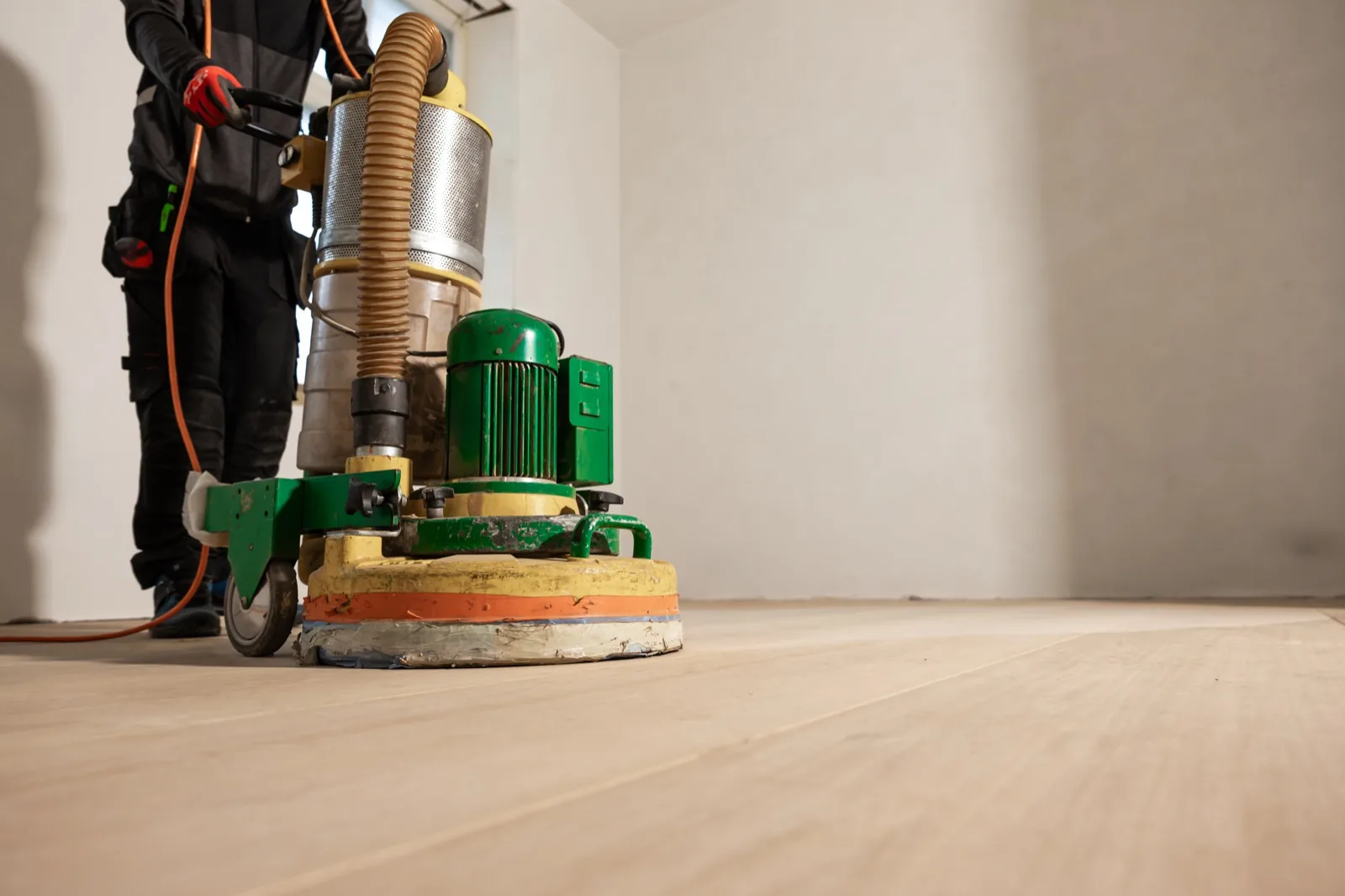 Jakob Joling bekijkt een houten vloer in Groningen voor de schuurbeurt